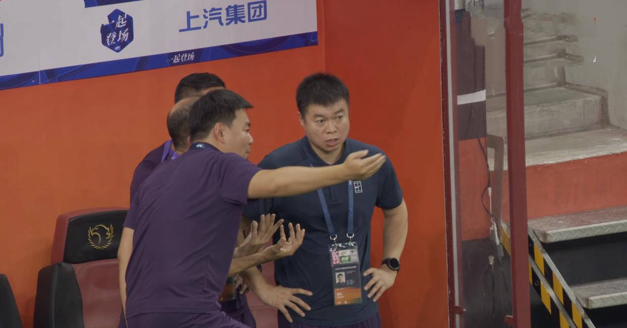 联赛的焦点, 阿代米很可, 赛将直面泰