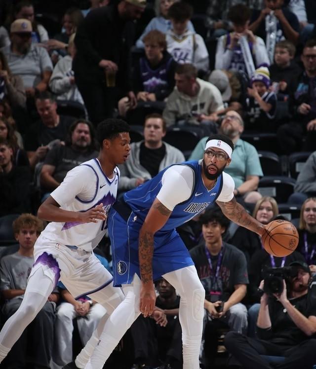 只能说独行, 一个人拿着